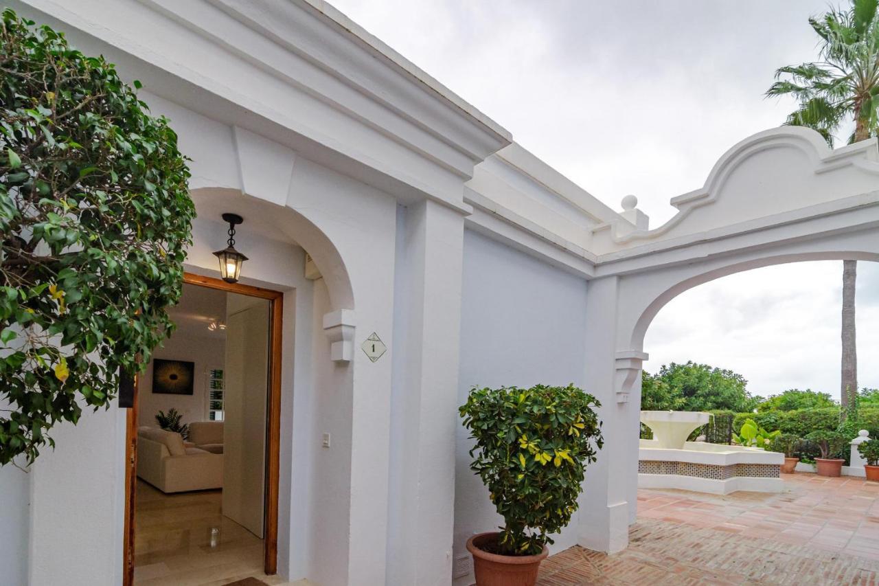 Charming And Modern 3-Bedroom Duplex In Aloha Pueblo With Mountain Views Marbella Luaran gambar