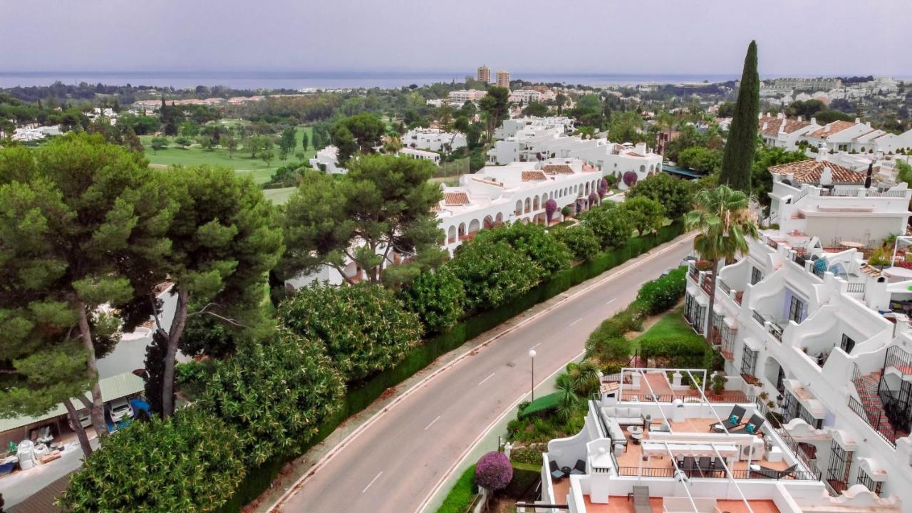 Charming And Modern 3-Bedroom Duplex In Aloha Pueblo With Mountain Views Marbella Luaran gambar