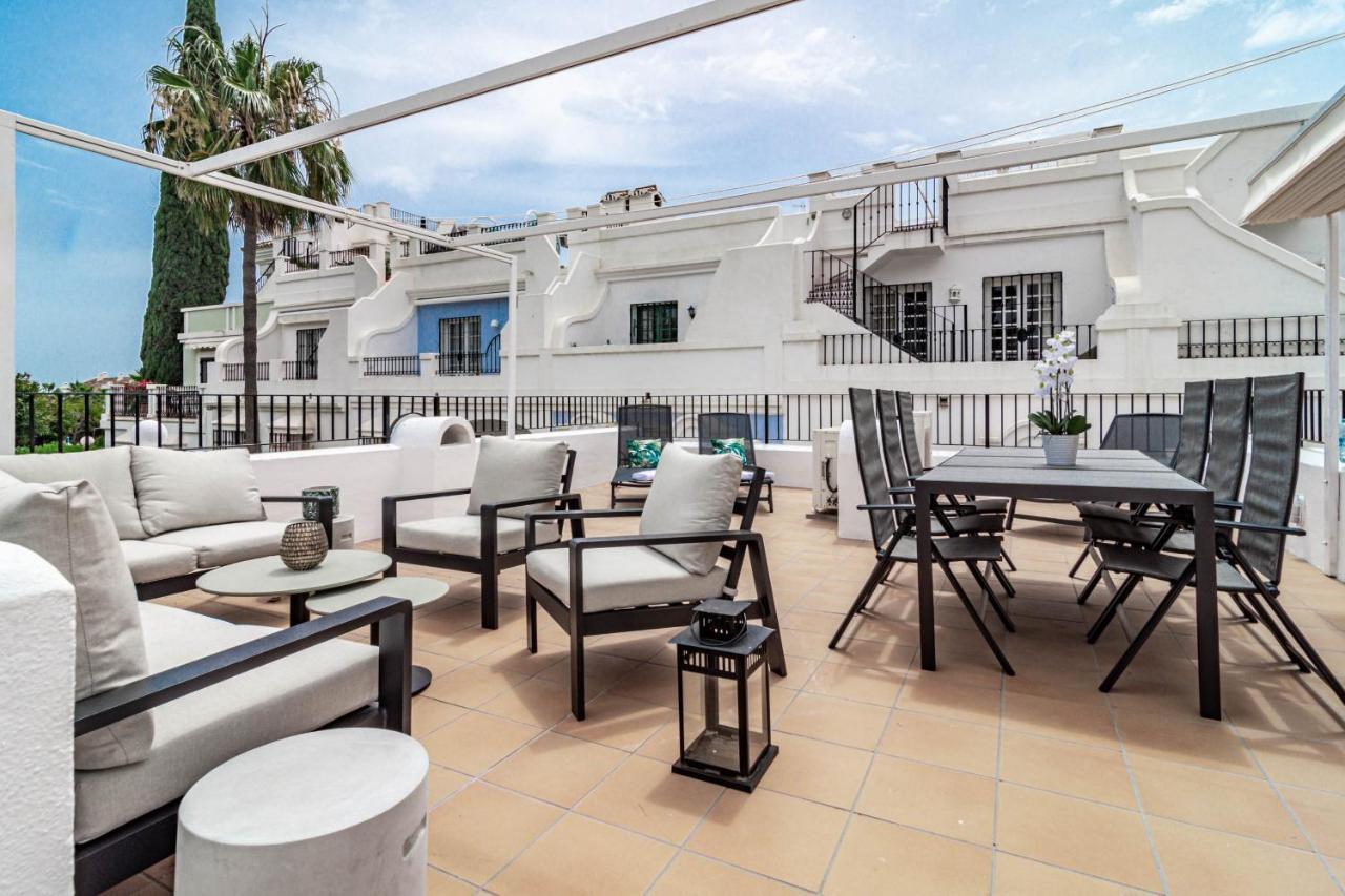 Charming And Modern 3-Bedroom Duplex In Aloha Pueblo With Mountain Views Marbella Luaran gambar